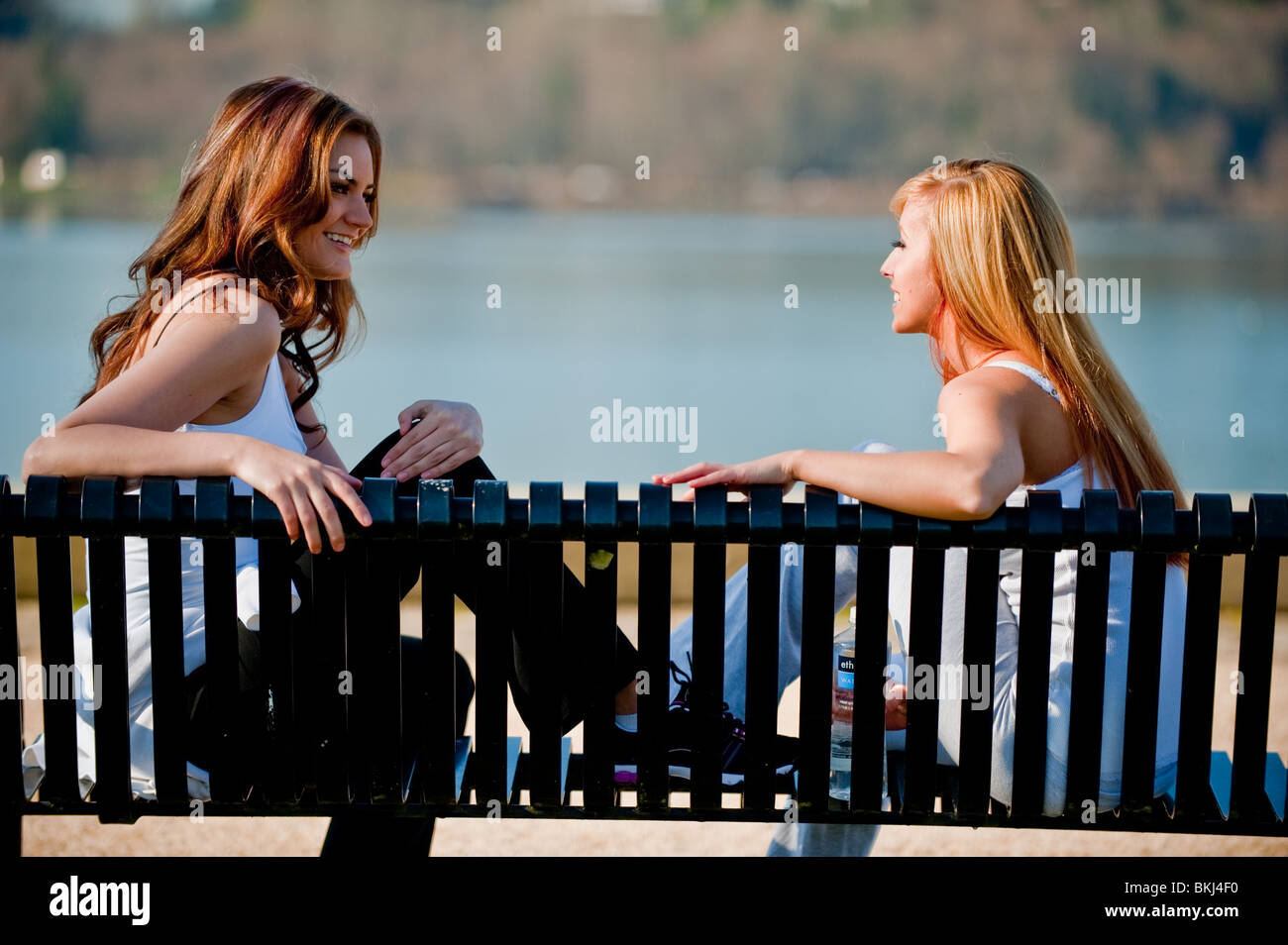 Due giovani donne caucasici prendendo una pausa dal loro allenamento al di fuori Foto Stock