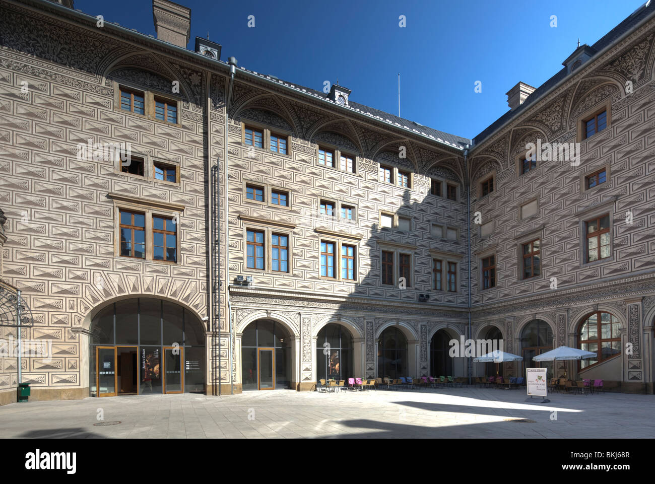 Cortile del Palazzo Schwarzenberg, Praga, Repubblica Ceca Foto Stock