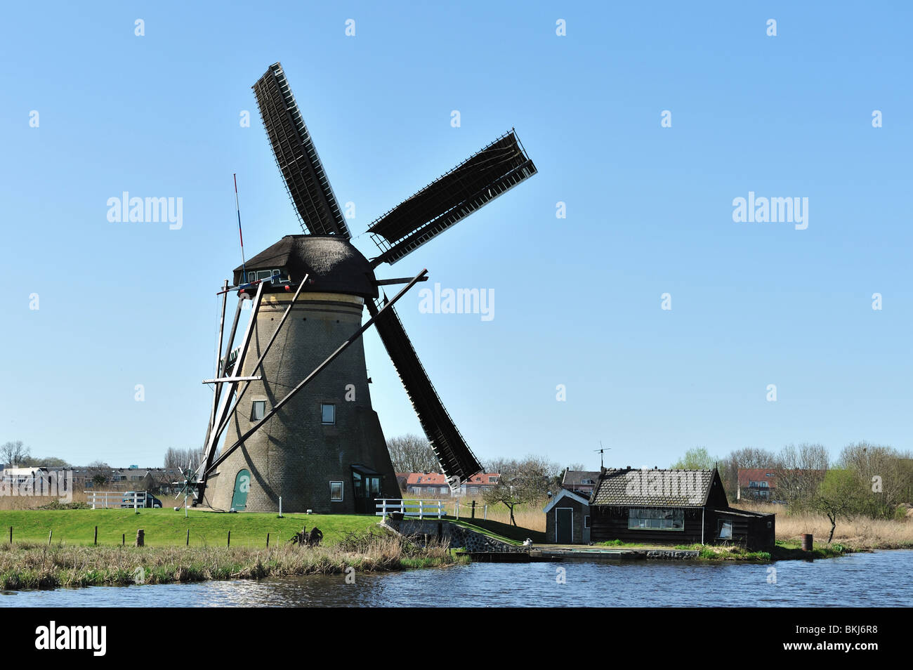 Paesaggio di mulino a vento a Kinderdijk vicino a Rotterdam Paesi Bassi Foto Stock