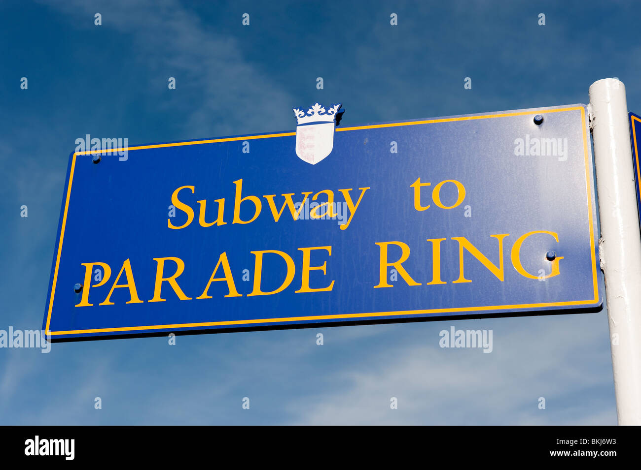 La metropolitana a Parade Ring firmare l'Ippodromo di Chester Regno Unito Foto Stock