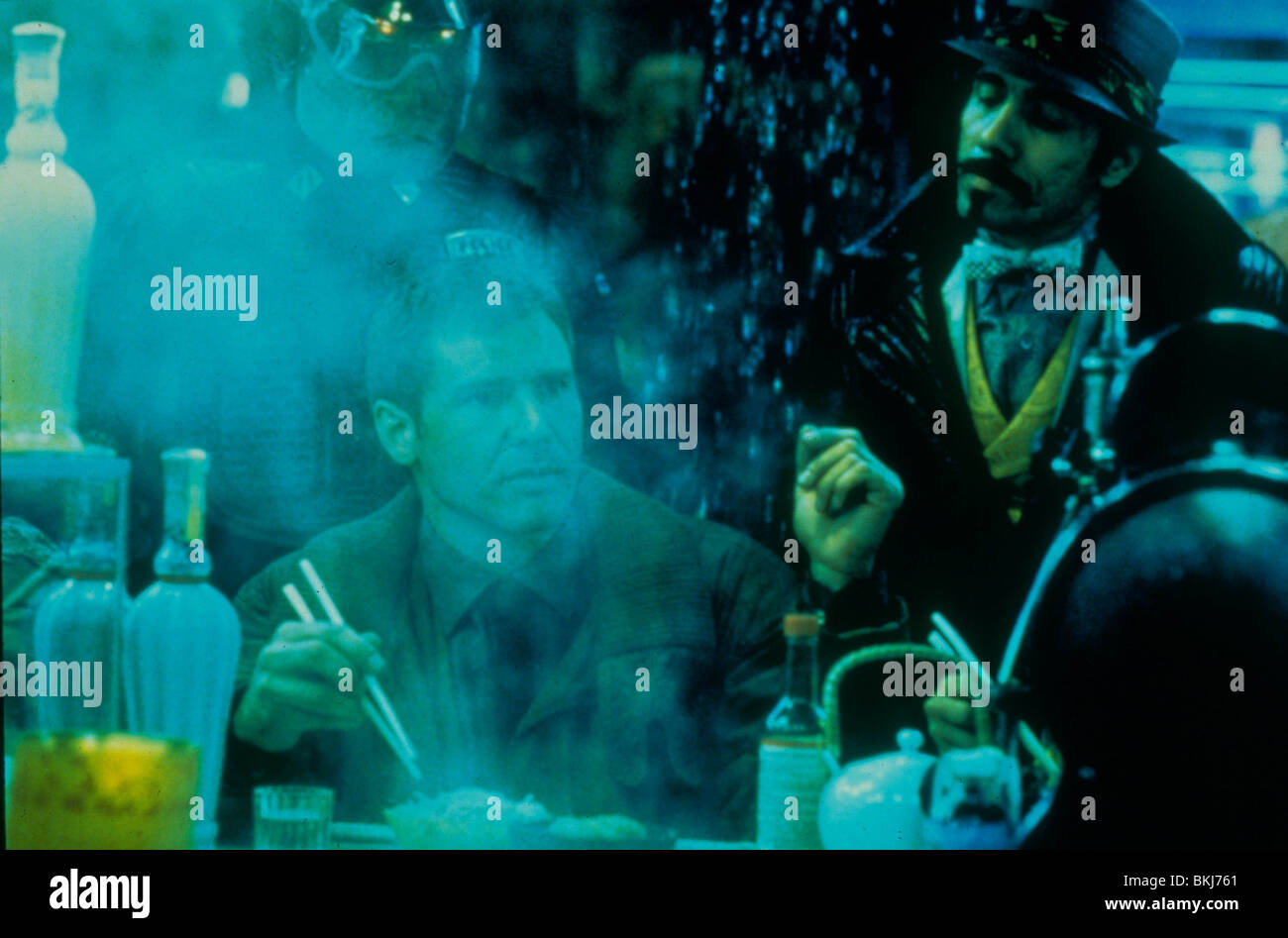 BLADE RUNNER (1982) di Harrison Ford, Edward James Olmos BRNR 102 Foto Stock