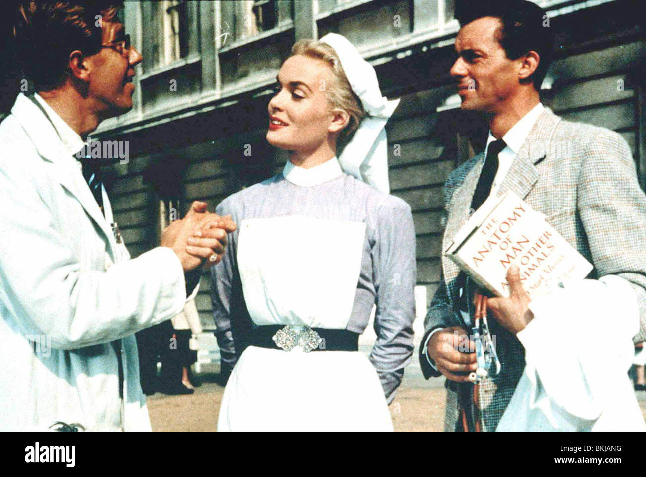 Medico di grandi dimensioni (1957) MICHAEL MEDWIN, SHIRLEY EATON, Dirk Bogarde drai 001-002 Foto Stock