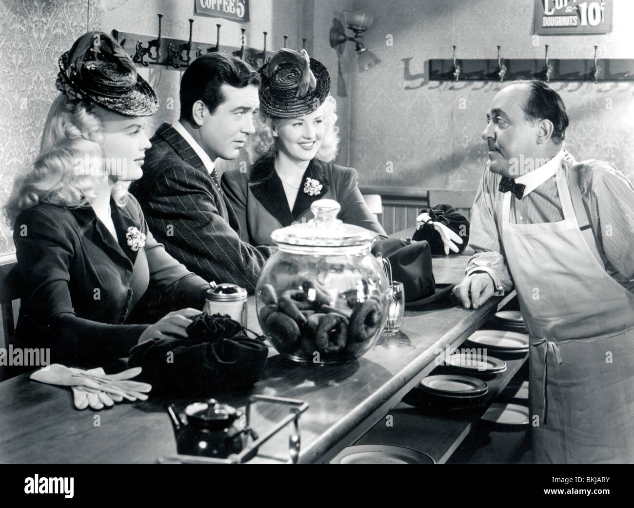 Il DOLLY sorelle (1945) GIUGNO HAVER, John Payne, Betty Grable DLYS 002 P Foto Stock