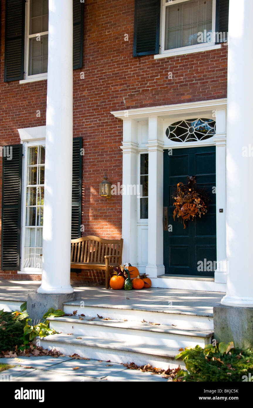 Woodstock, High Street, negozi, abitazioni, edifici pubblici, Porches,tempo di Halloween, Fogliame di autunno colori,Colore, Vermont,New England, Foto Stock