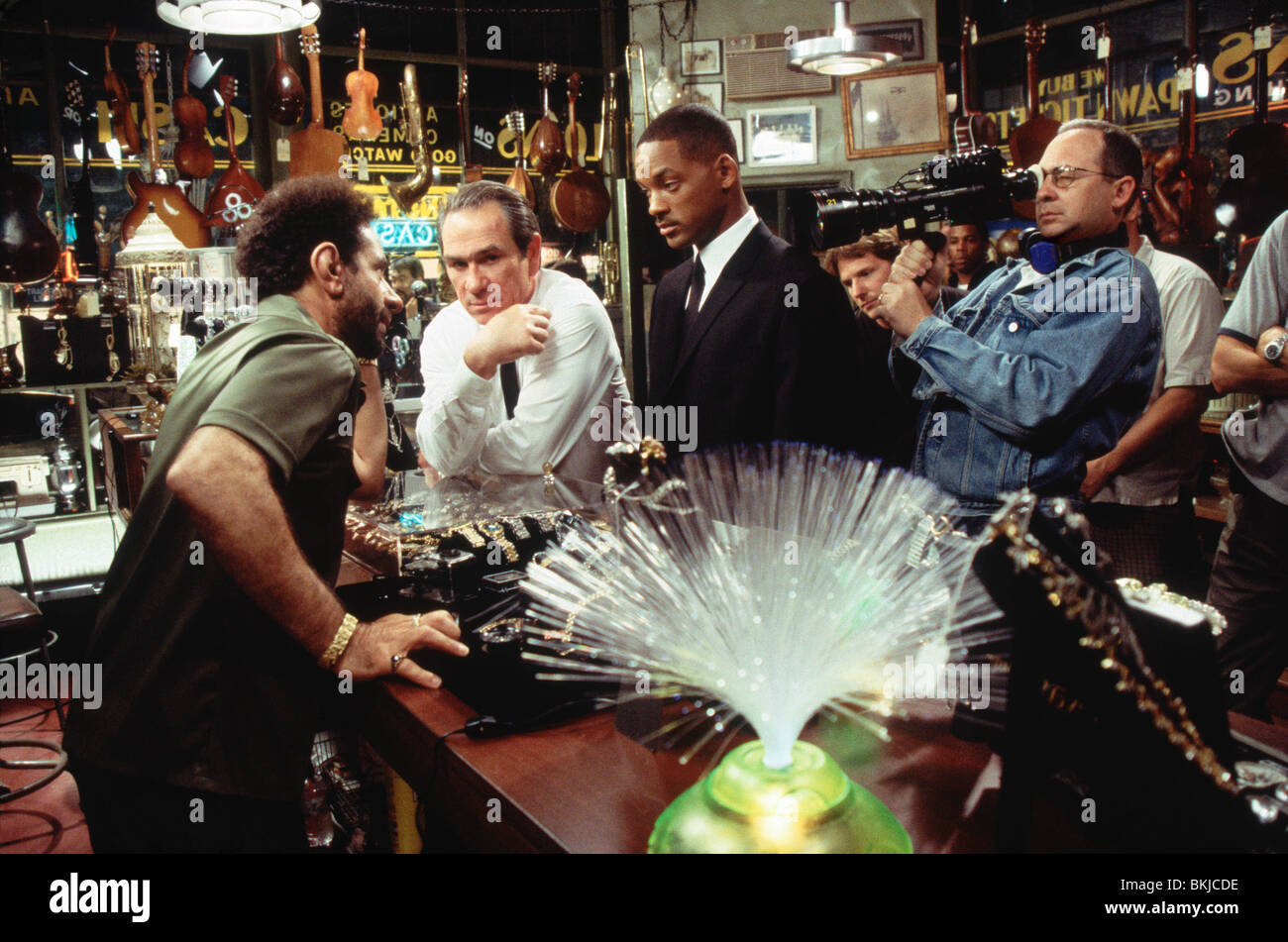 Le riprese O/S 'Men in Black II" (2002) con Tony Shalhoub Tommy Lee Jones, Will Smith MIB2 001-F1 Foto Stock