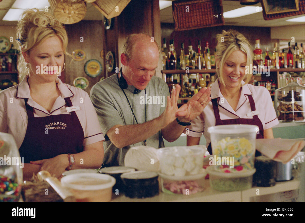 Le riprese O/S 'L'Uomo perfetto" (2005) con Caroline RHEA, MARK ROSMAN (DIR), Heather Locklear PFTM 002-F1 Foto Stock