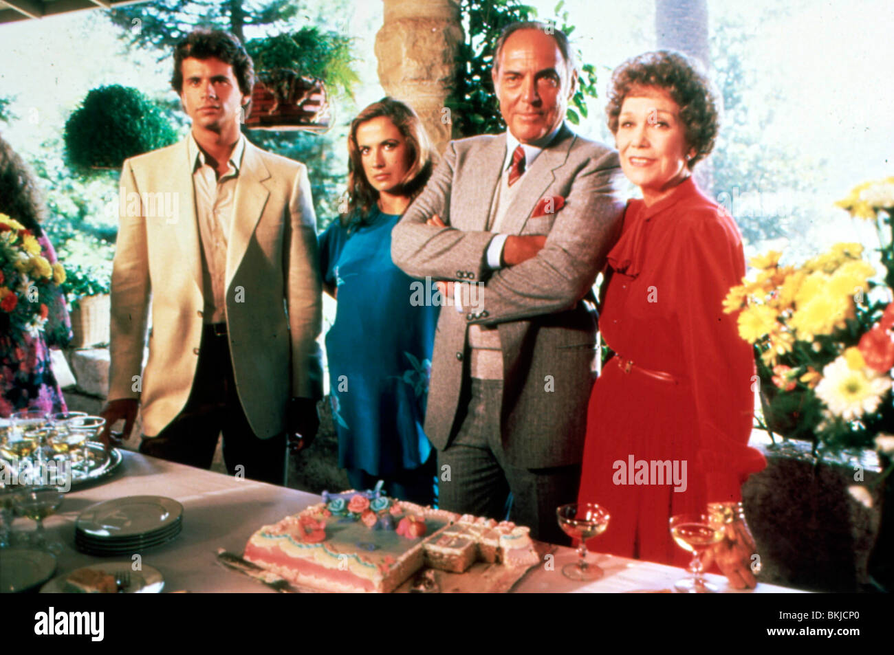 FALCON CREST (TV) LORENZO LAMAS, ANA ALICIA, Stephen Elliott, Jane WYMAN FALC 016 Foto Stock