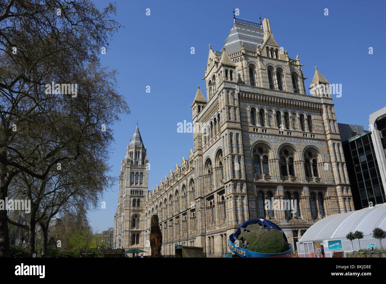 In una bella giornata di primavera a Londra e non sentieri di vapore, il Museo di Storia Naturale di South Kensington in tutta la sua gloria. Foto Stock
