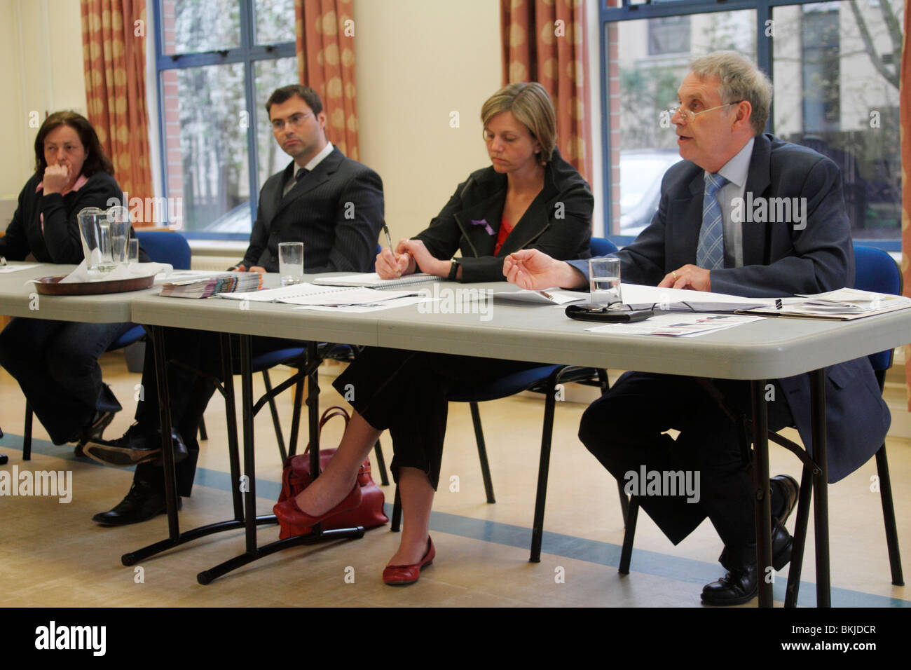 L'Unione nazionale degli insegnanti elezione Hustings 2010. Il dado non è alleato di qualsiasi partito politico e degli insegnanti è venuto per la discussione Foto Stock