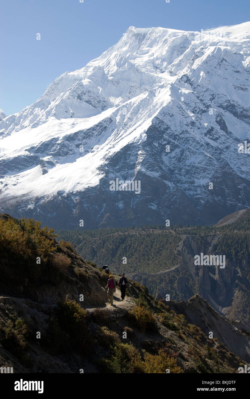 Trekking a piedi su via montagna, Ghusang, vicino Manang, Circuito di Annapurna, Nepal Foto Stock