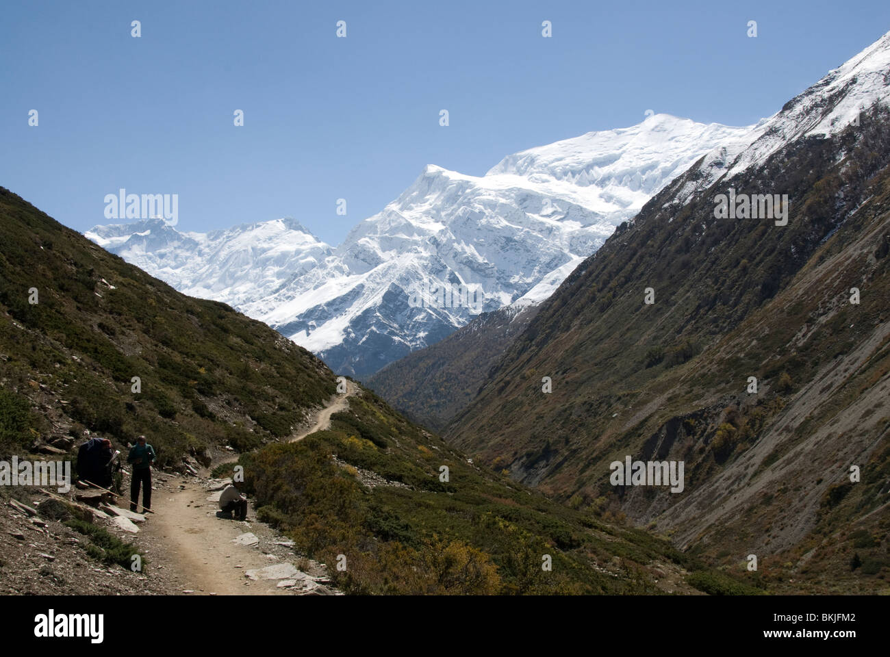 Trekking a piedi su via montagna, Yak Kharta, vicino Manang, Circuito di Annapurna, Nepal Foto Stock