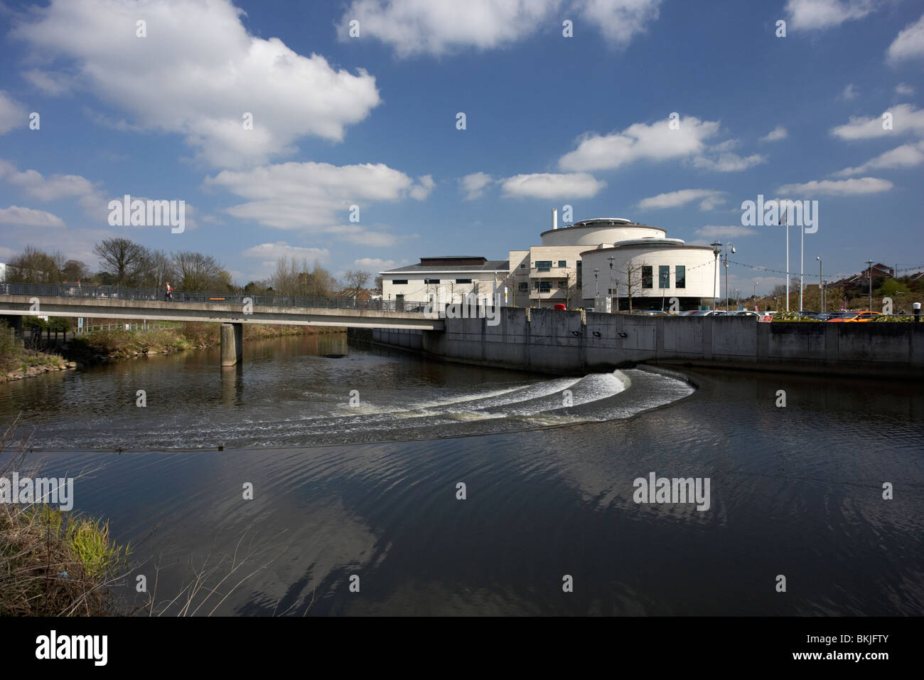 Lagan Valley isola di conferenze ed eventi centro con uno sbarramento sul fiume Lagan lisburn city centre County Antrim Foto Stock Lagan Valley isola di conferenze ed eventi centro con uno sbarramento sul fiume Lagan lisburn city centre County Antrim Foto Stock