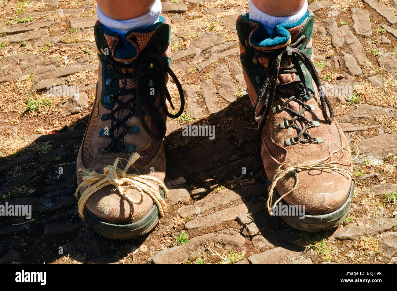 Le riparazioni di emergenza di un escursionista's stivali sull'isola di Madera Foto Stock