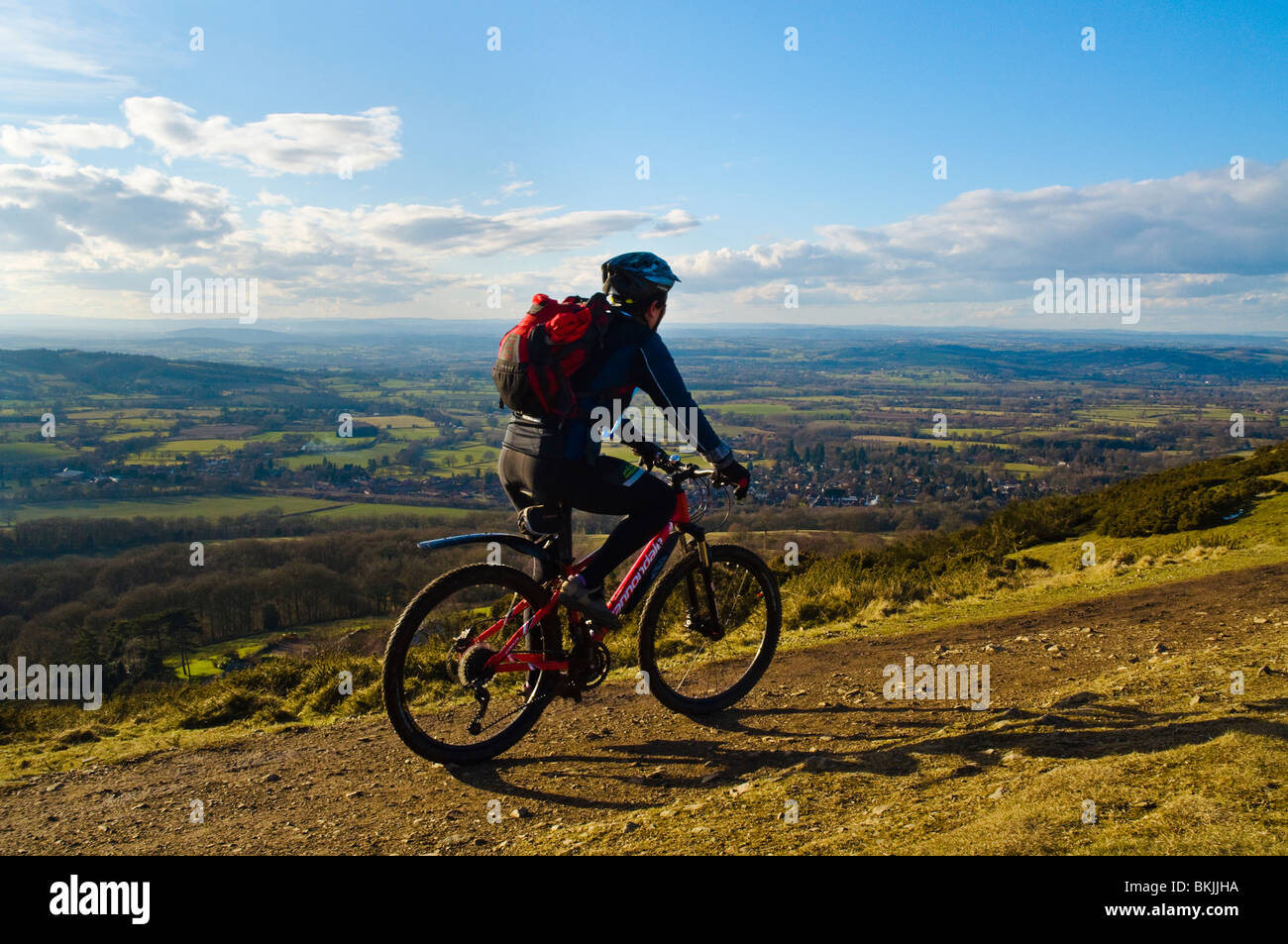 Mountain Biker su Malvern Hills. La cresta forma il confine della contea tra Herefordshire e Worcestershire Foto Stock