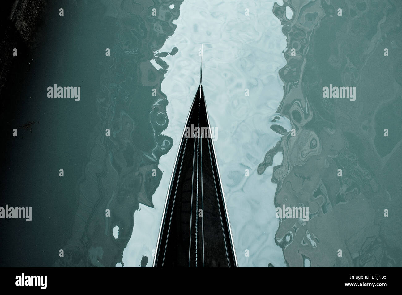 Tonica immagine della gondola sul Canal a Venezia Italia Foto Stock