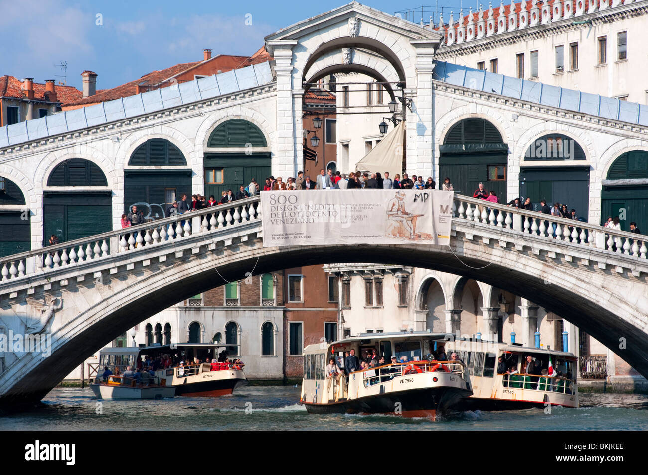 Vaporetti o i vaporetti pubblici passando sotto celebre Ponte di Rialto a Venezia Italia Foto Stock