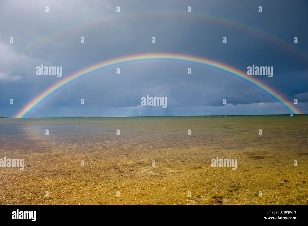 Bellissimo arcobaleno doppio Foto Stock
