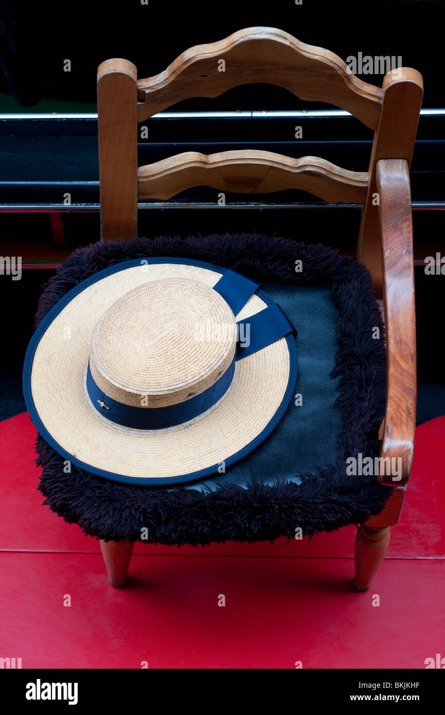 Dettaglio di un tradizionale del gondoliere cappello di paglia in Gondola a Venezia Italia Foto Stock