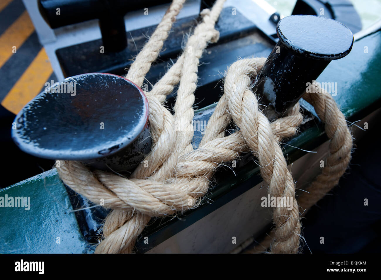 Dettaglio della corda di attracco sul vaporetto vaporetto sul Canal Grande a Venezia Italia Foto Stock
