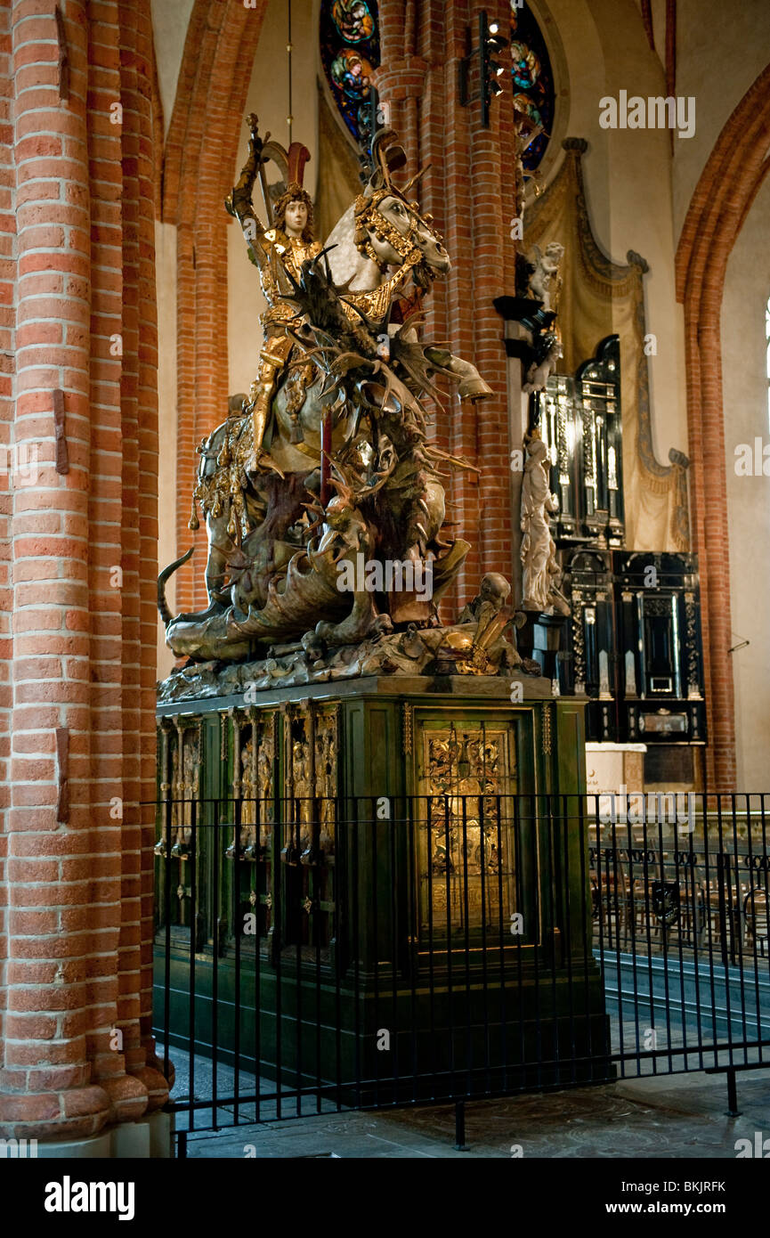 Rinnovato di recente scultura in legno svedese Göran San Giorgio e il drago nella chiesa Storkyrkan di Stoccolma Foto Stock