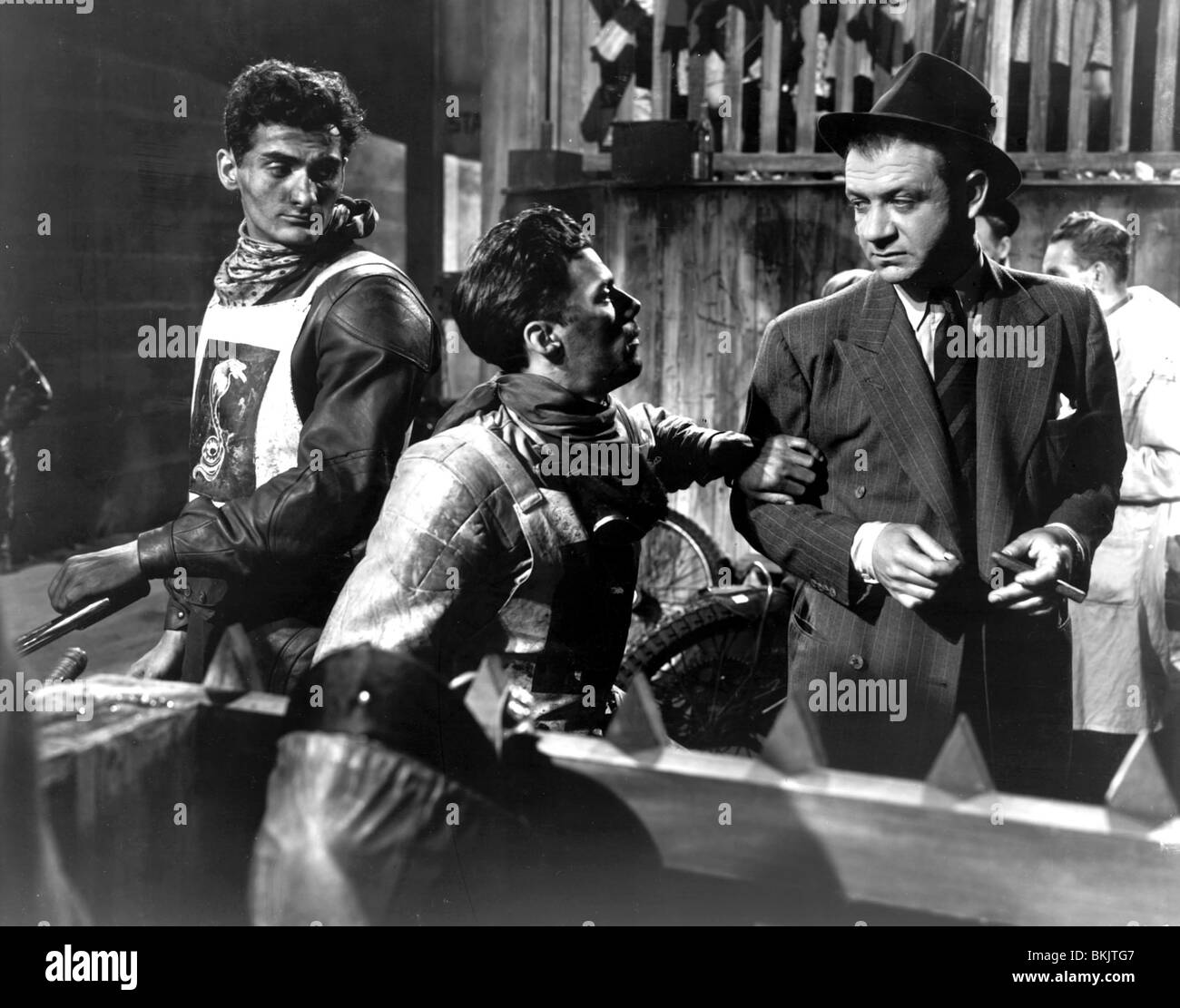Una volta che un jolly SWAGMAN (1948) BONAR COLLEANO, Dirk Bogarde, SID JAMES OAJS 002P Foto Stock