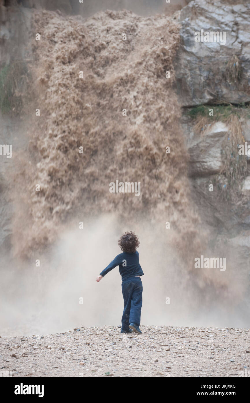 Israele Mar Morto, un'alluvione del fiume Kidron lava via la strada Foto Stock