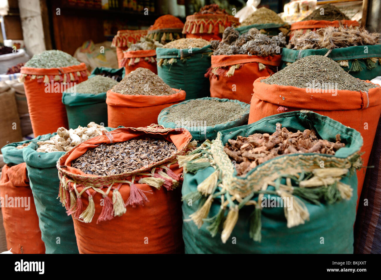Strano e colorato Spezie egiziano e le erbe,Bazar delle Spezie (Sharia al-Muizz street) ,Khan el-Khalili Bazaar,il Cairo islamica,Egitto Foto Stock