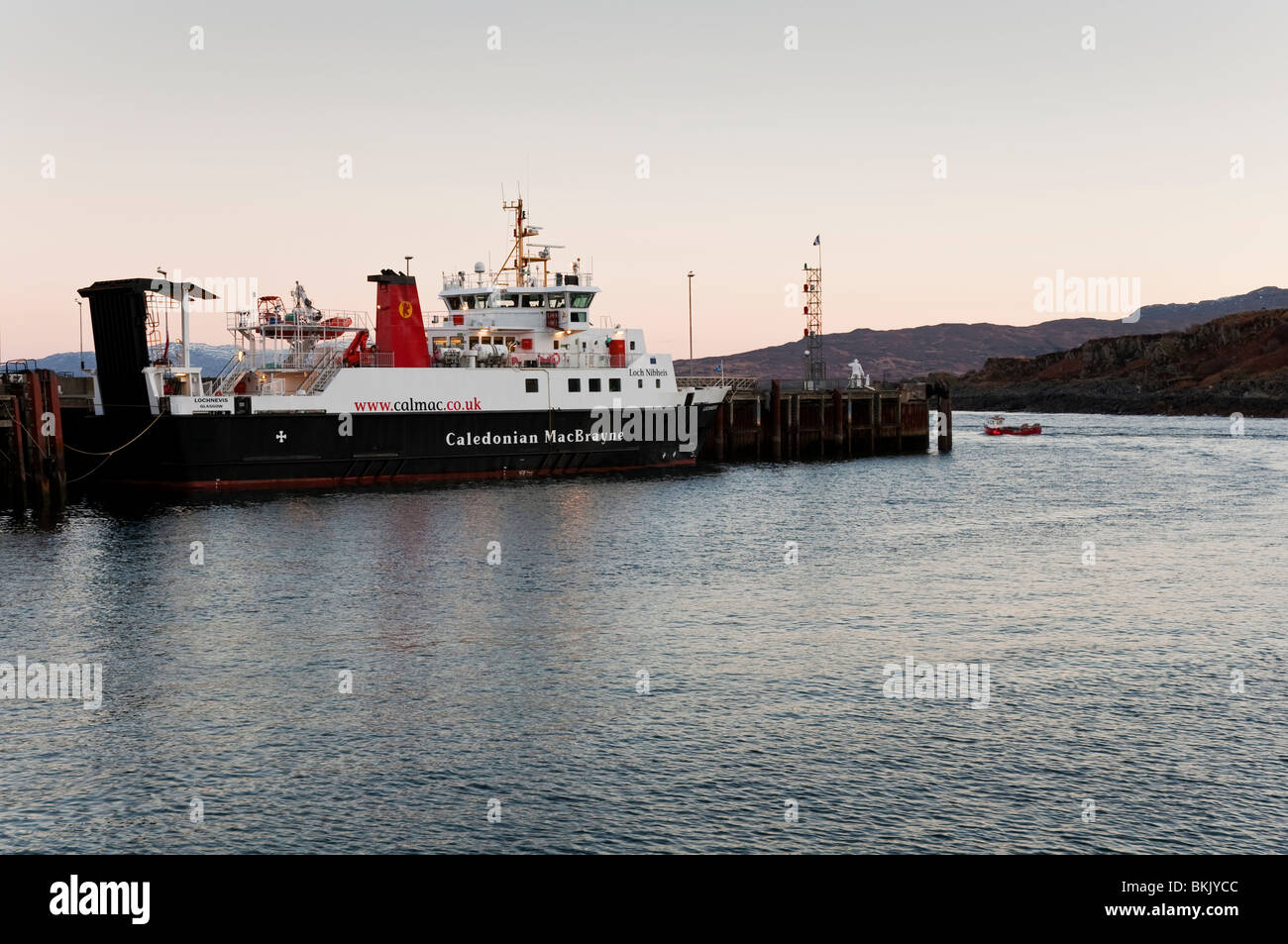 Caledonian MacBrayne Ferry in attesa di partenza per l'isola di Eigg. Foto Stock