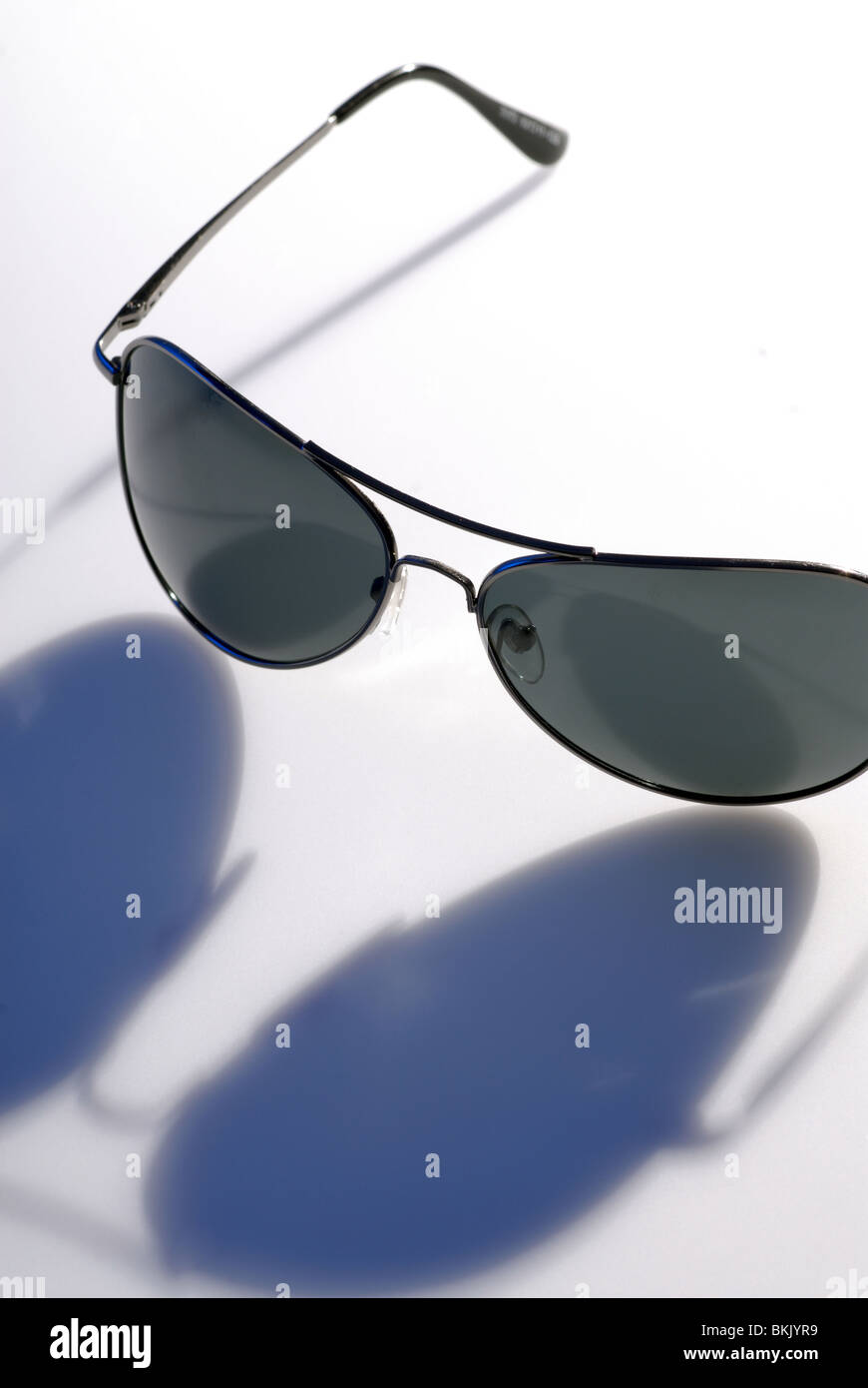 Ray-Ban aviator occhiali da sole isolato in studio Foto Stock