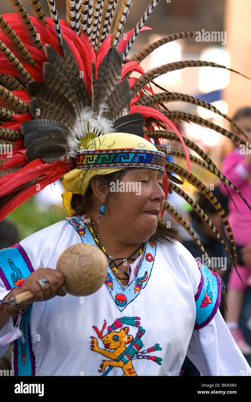 Aztec nativa la gente ballare indossando il costume tradizionale nel Zocalo di Città del Messico. Foto Stock