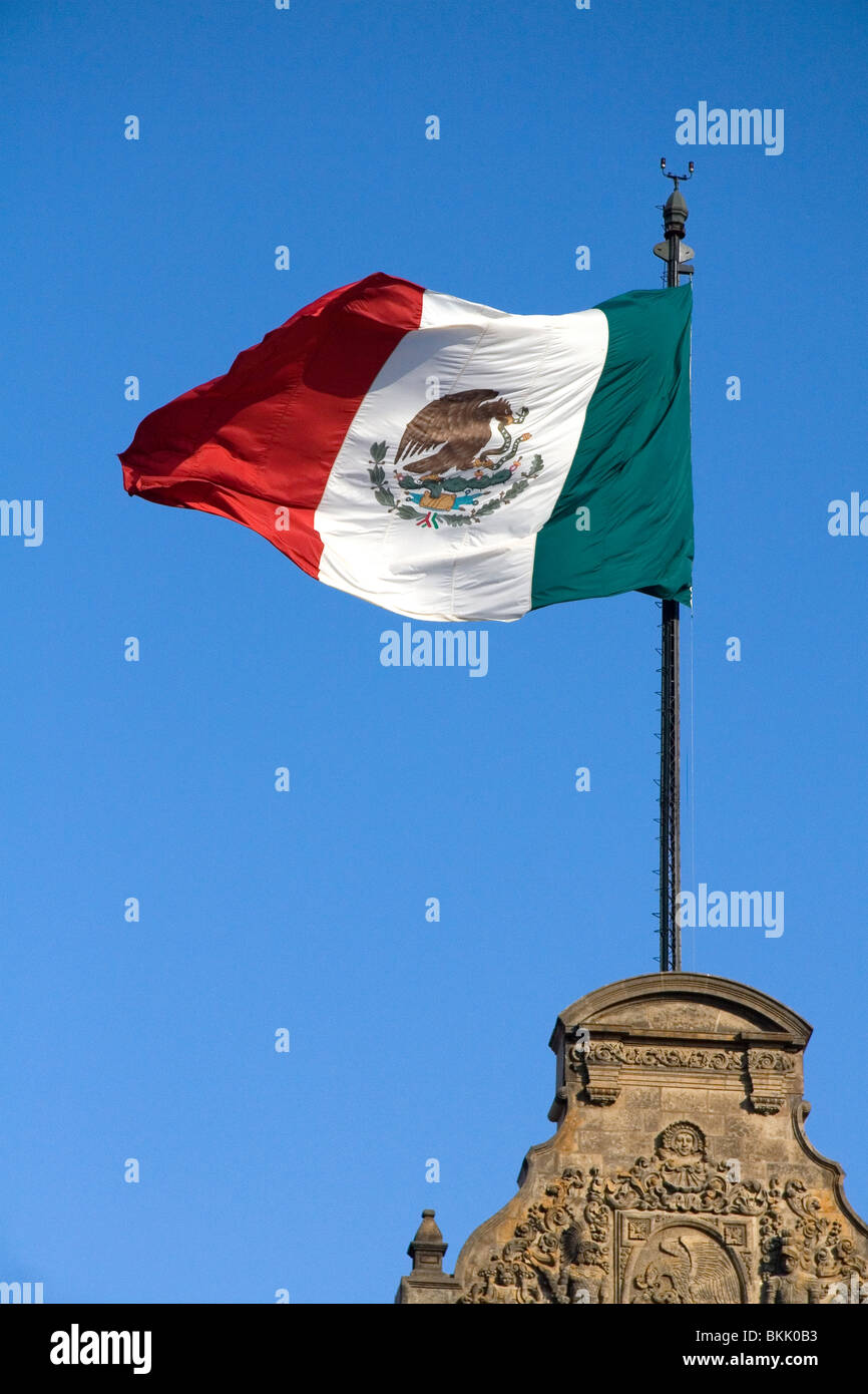 La Bandiera del Messico in cima al Palazzo Nazionale a Città del Messico. Foto Stock