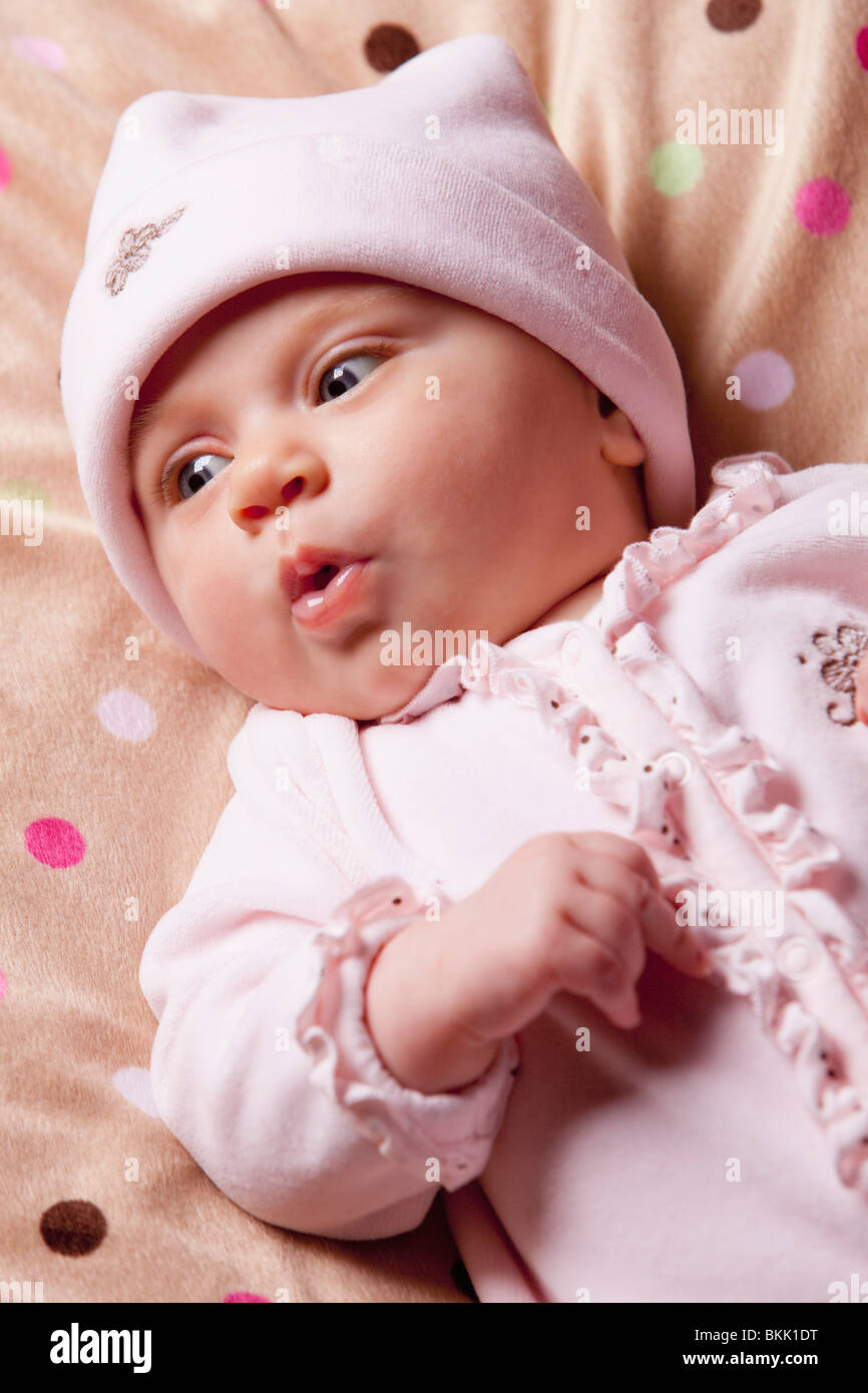 Un neonato ragazza con una sorpresa espressione sul viso Foto Stock