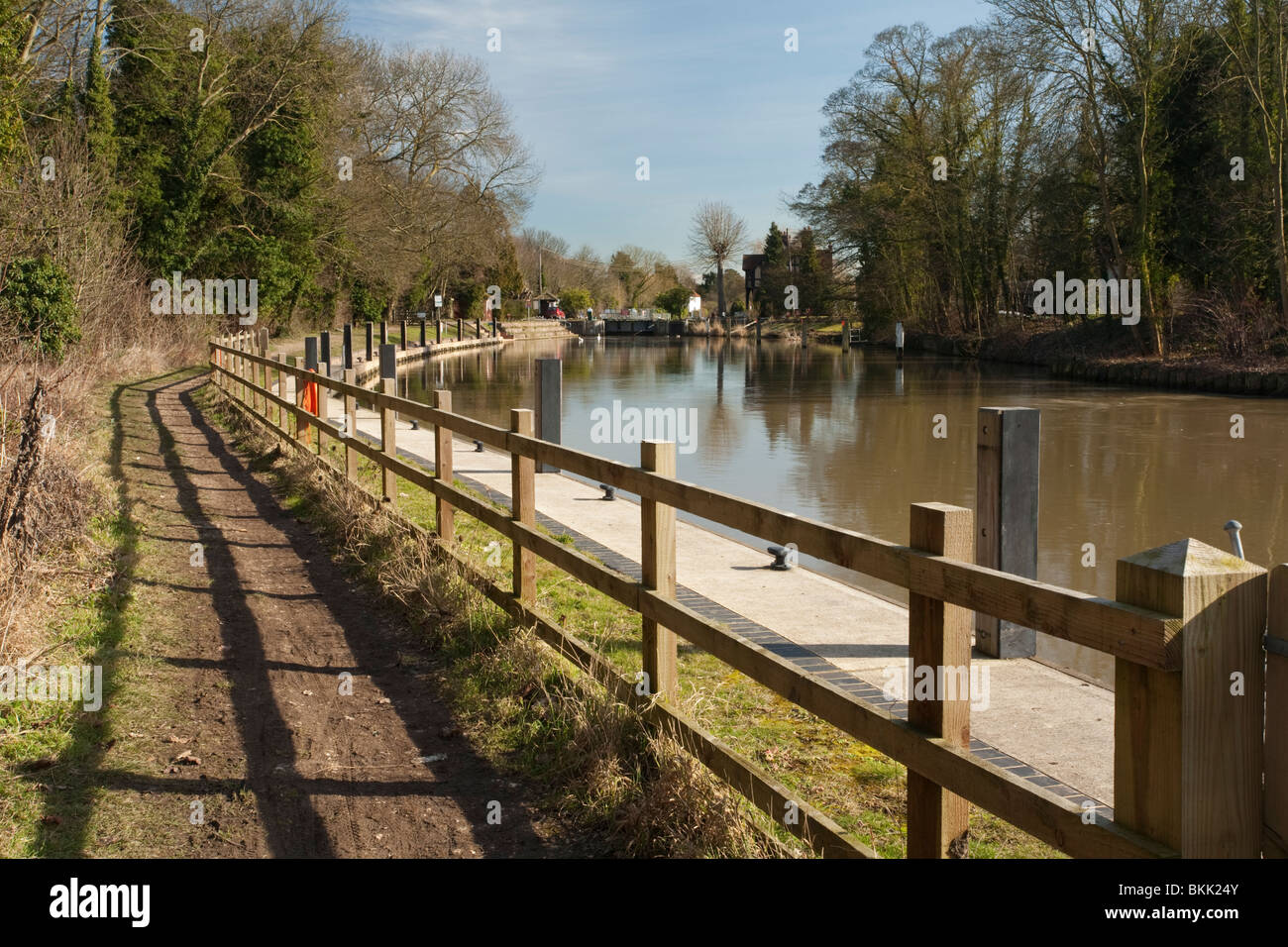 Bray Lock e Weir sul Fiume Tamigi, Berkshire, Regno Unito Foto Stock