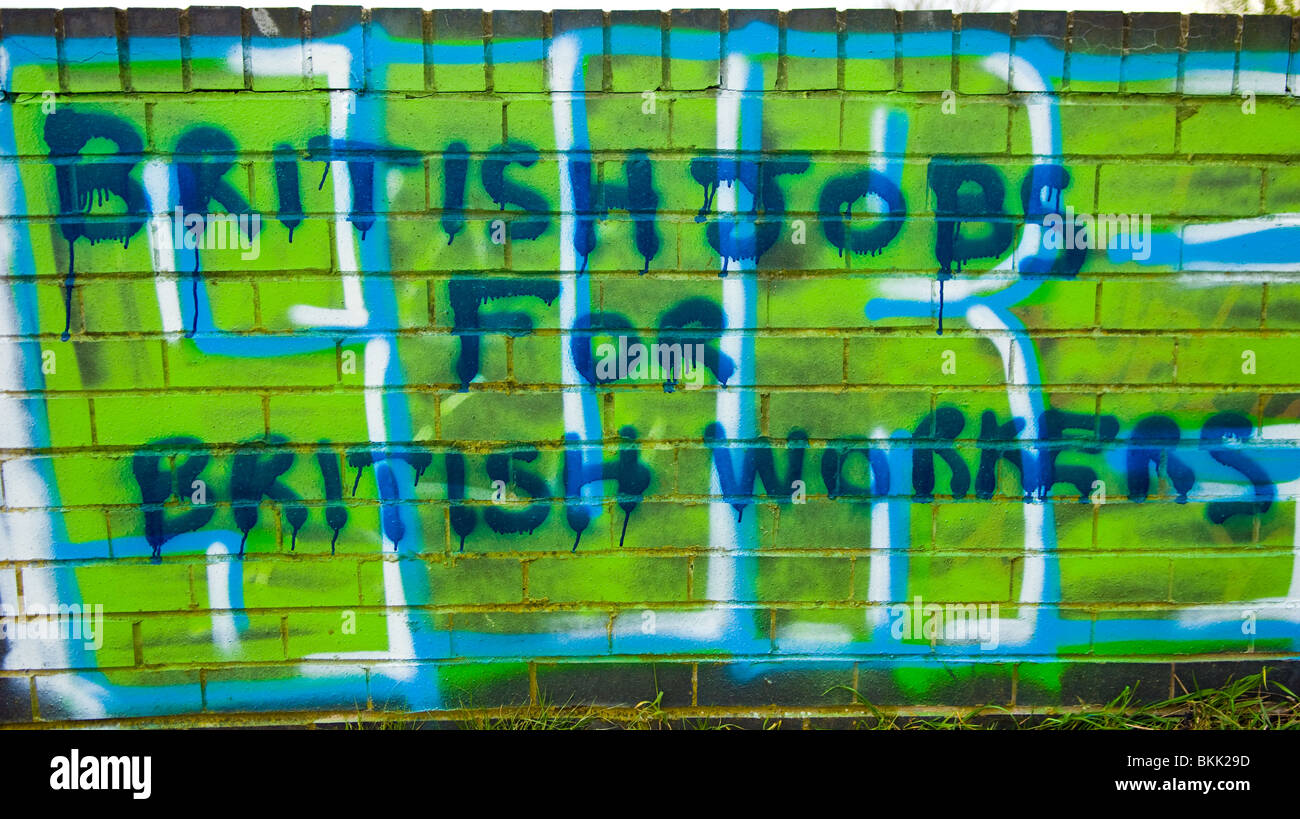 Slogan politici dipinta su un muro di mattoni "posti di lavoro britannici per i lavoratori britannici", certo. Foto Stock