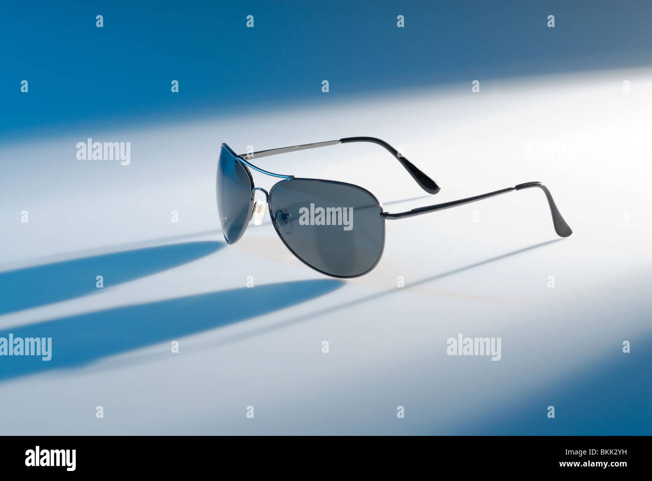 Ray-Ban aviator occhiali da sole isolato in studio Foto Stock