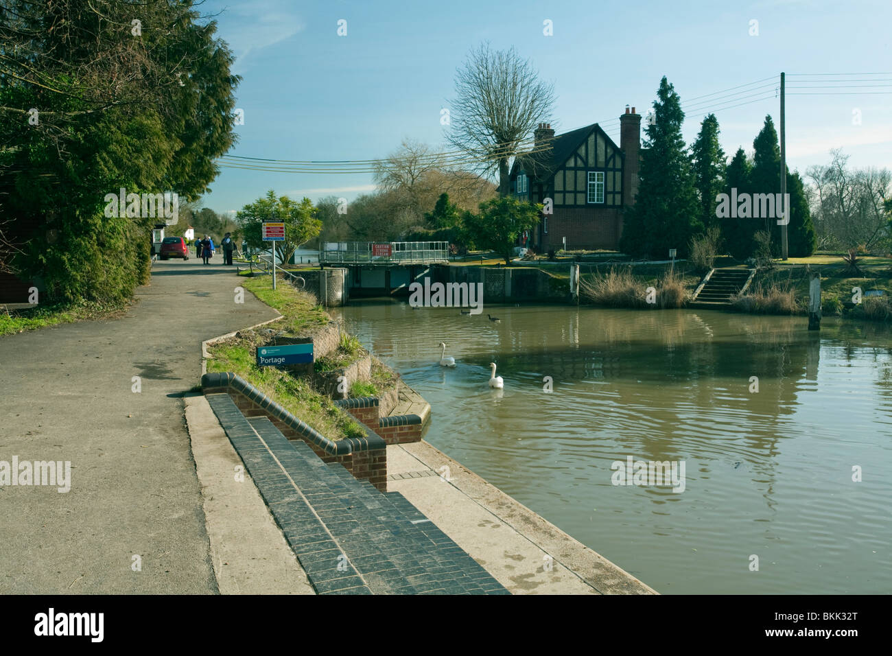 Bray Lock e Weir sul Fiume Tamigi, Berkshire, Regno Unito Foto Stock