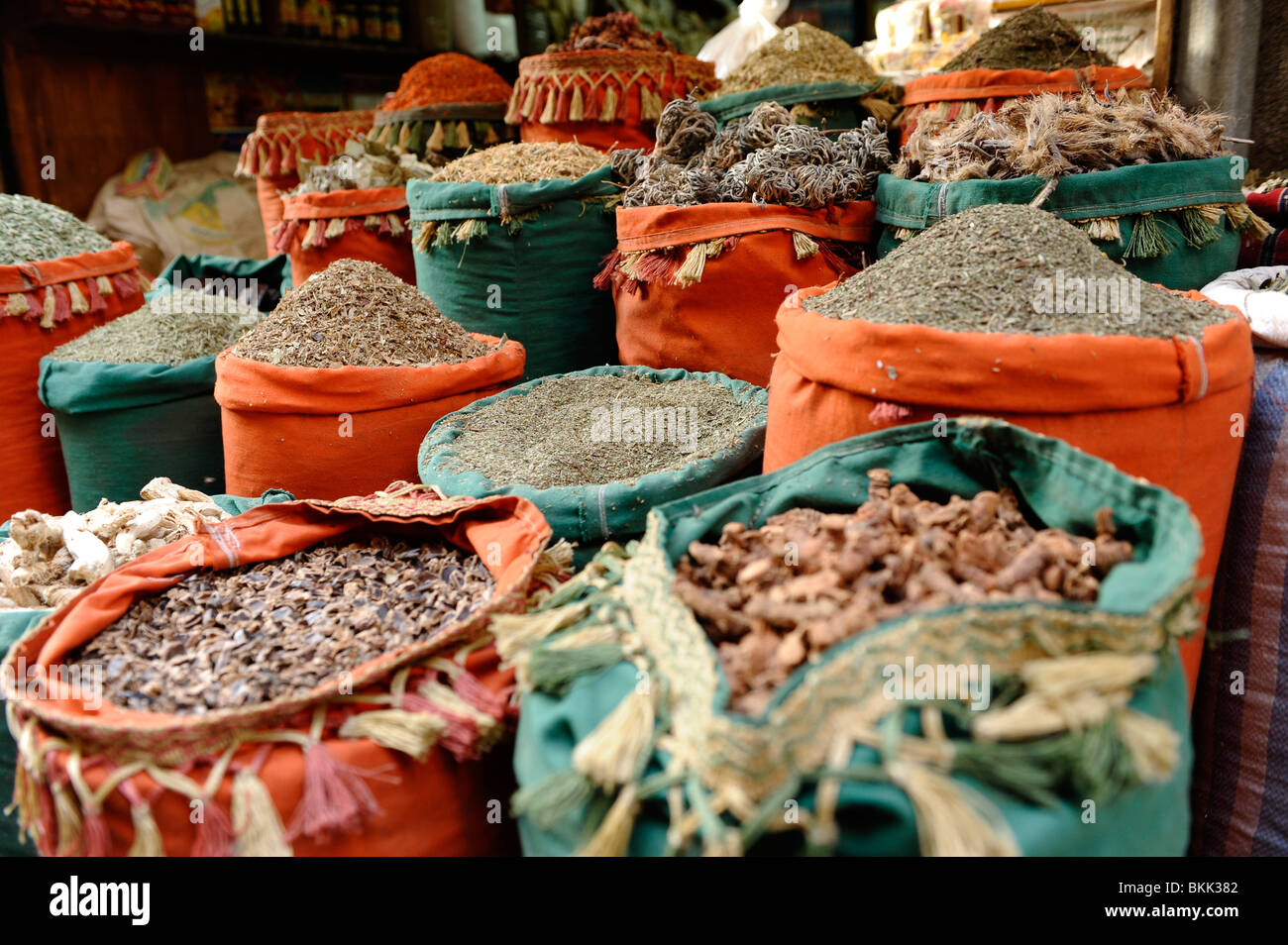 Strano e colorato Spezie egiziano e le erbe,Bazar delle Spezie (Sharia al-Muizz street) ,Khan el-Khalili Bazaar,il Cairo islamica,Egitto Foto Stock