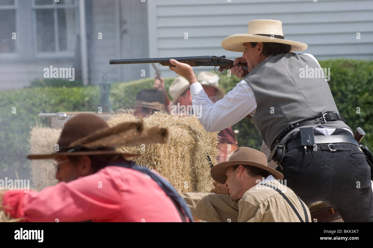 Giorni di Pioneer High Springs Florida western cowboy enactors nuovamente in shoot out skit azione Foto Stock