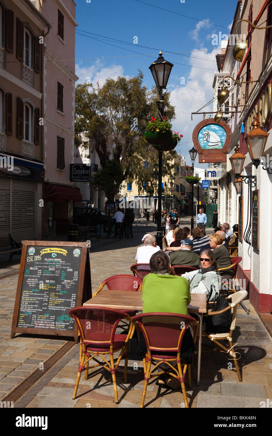Barra di ferro di cavallo, Main Street, Gibilterra con i clienti seduti ai tavoli all'esterno Foto Stock