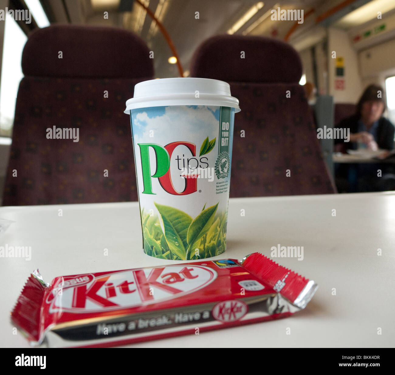 tilbehør På hovedet af beskytte Bollitore per tè e Kit Kat su un treno in Gran Bretagna Foto stock - Alamy