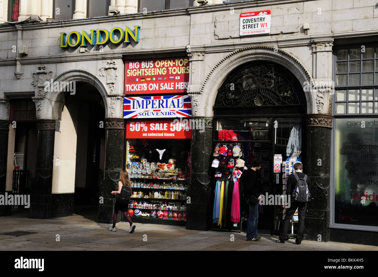 London Souvenir Shop in Coventry Street, Londra, Inghilterra, Regno Unito Foto Stock