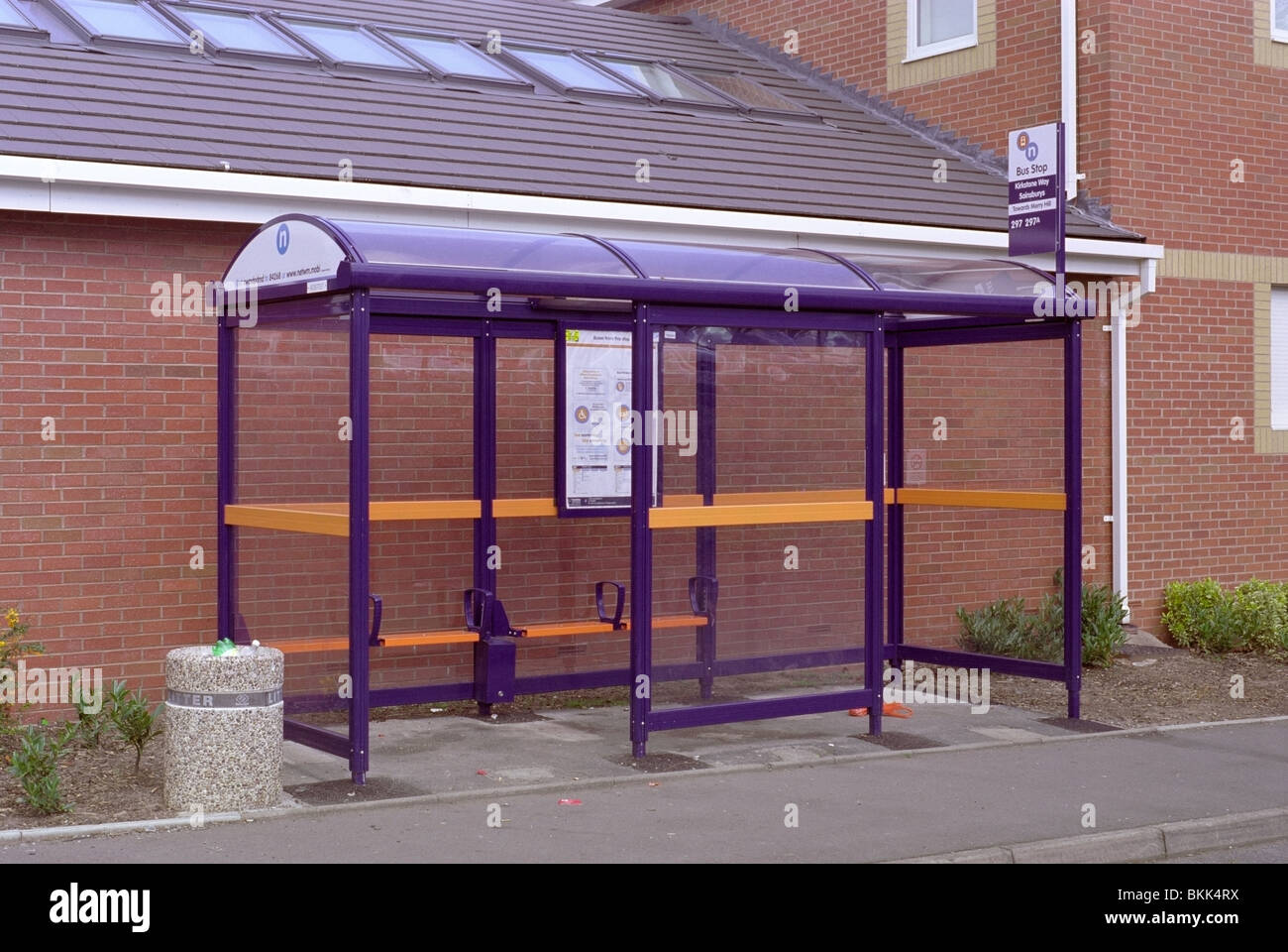 Il bus shelter in una via pubblica impostazione Close Up REGNO UNITO Foto Stock