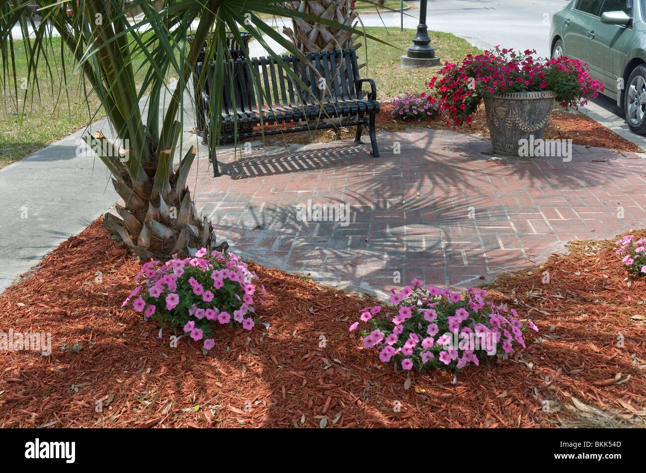 Tasca sul ciglio della strada parco lungo strada urbana Foto Stock