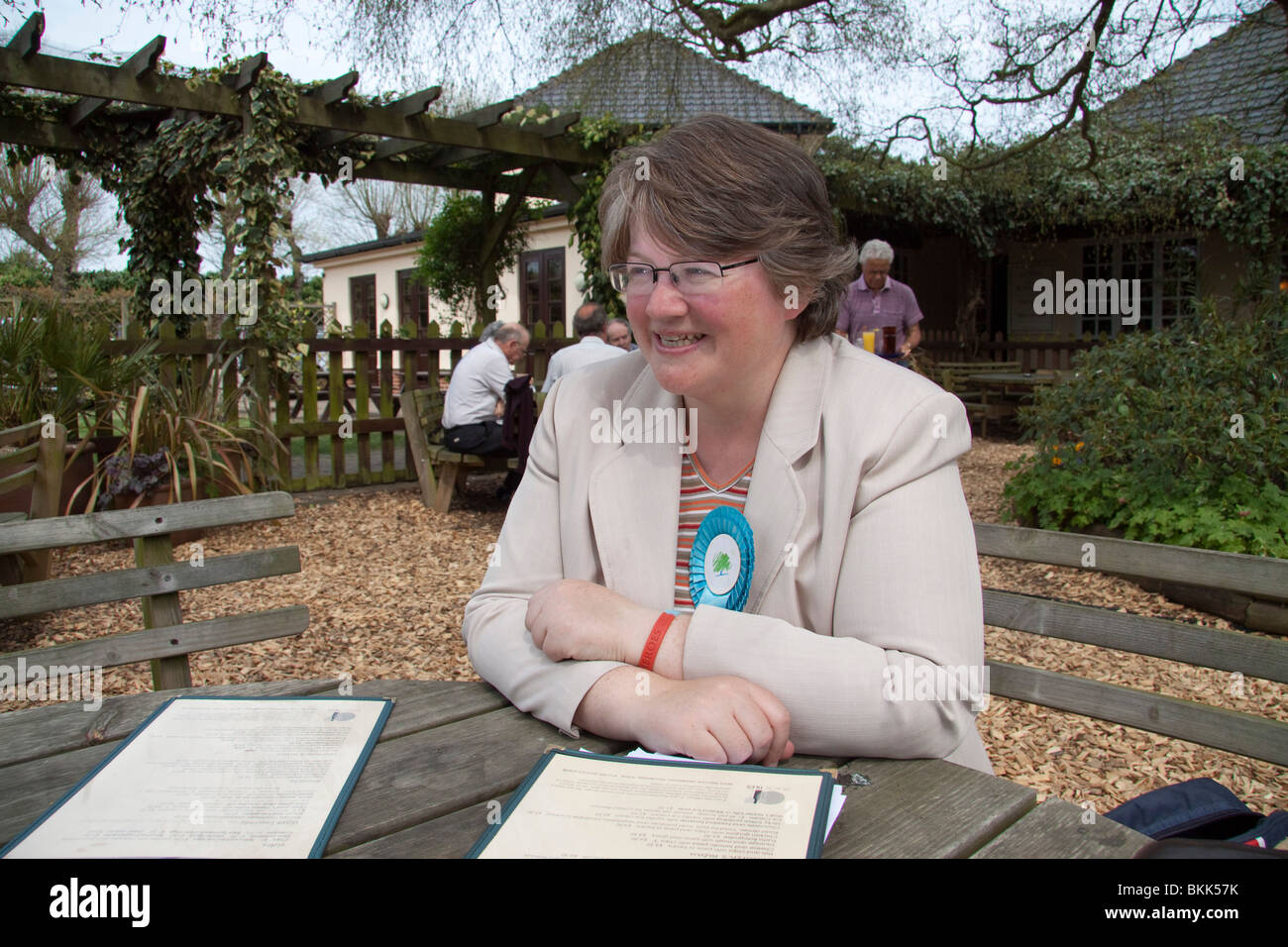 Parlamentare conservatore candidato per Suffolk Coastal Teresa Coffey mangiato durante la sua campagna 2010 Foto Stock