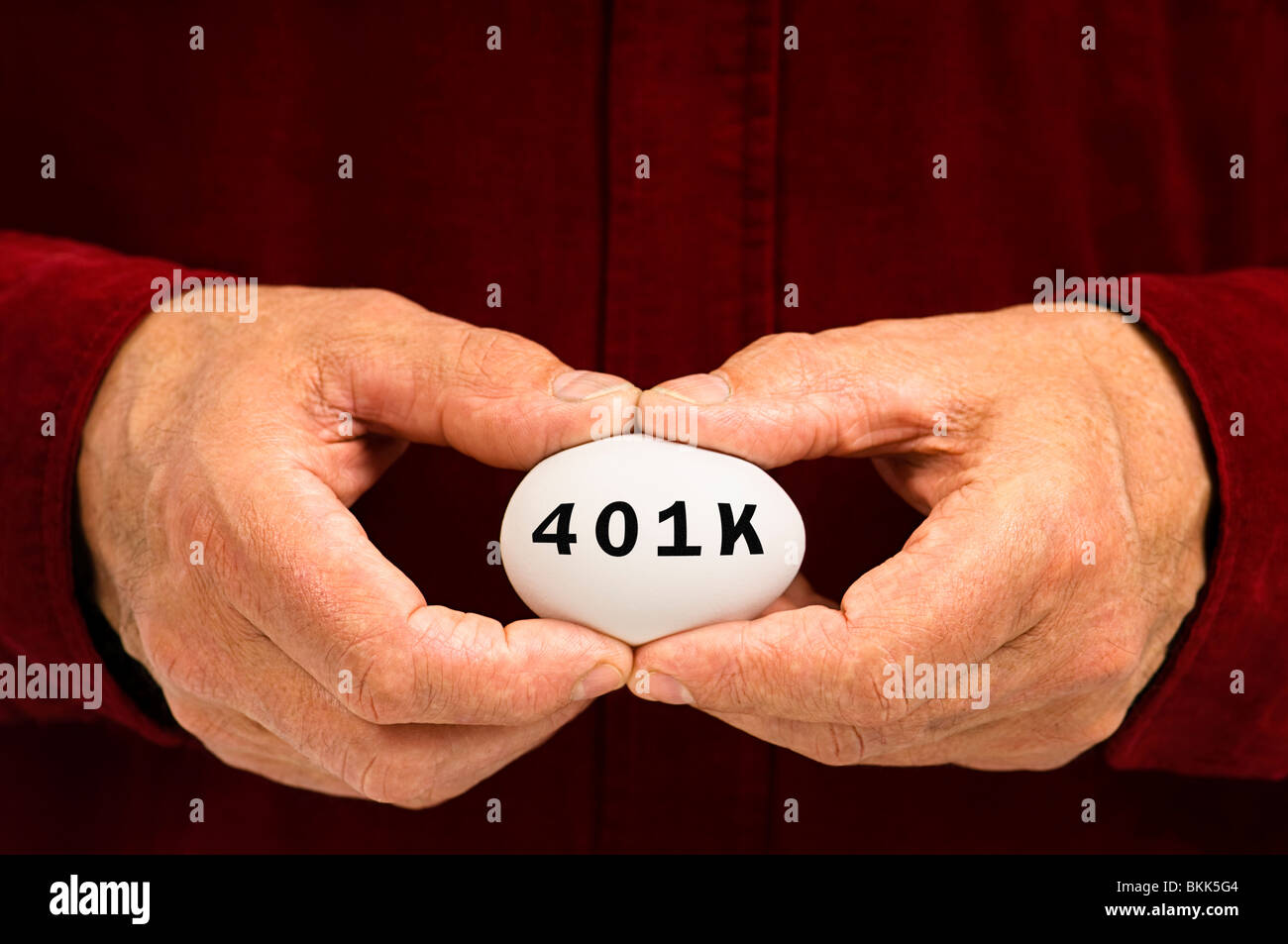 L uomo può contenere uova con 401k scritto su di esso - di un piano di risparmio previdenziale negli Stati Uniti d'America Foto Stock