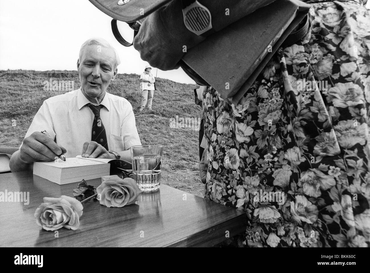 Tony Benn il lavoro politico del partito libro firma a 1992 Hay Festival della Letteratura Hay-on-Wye Powys Wales UK Foto Stock