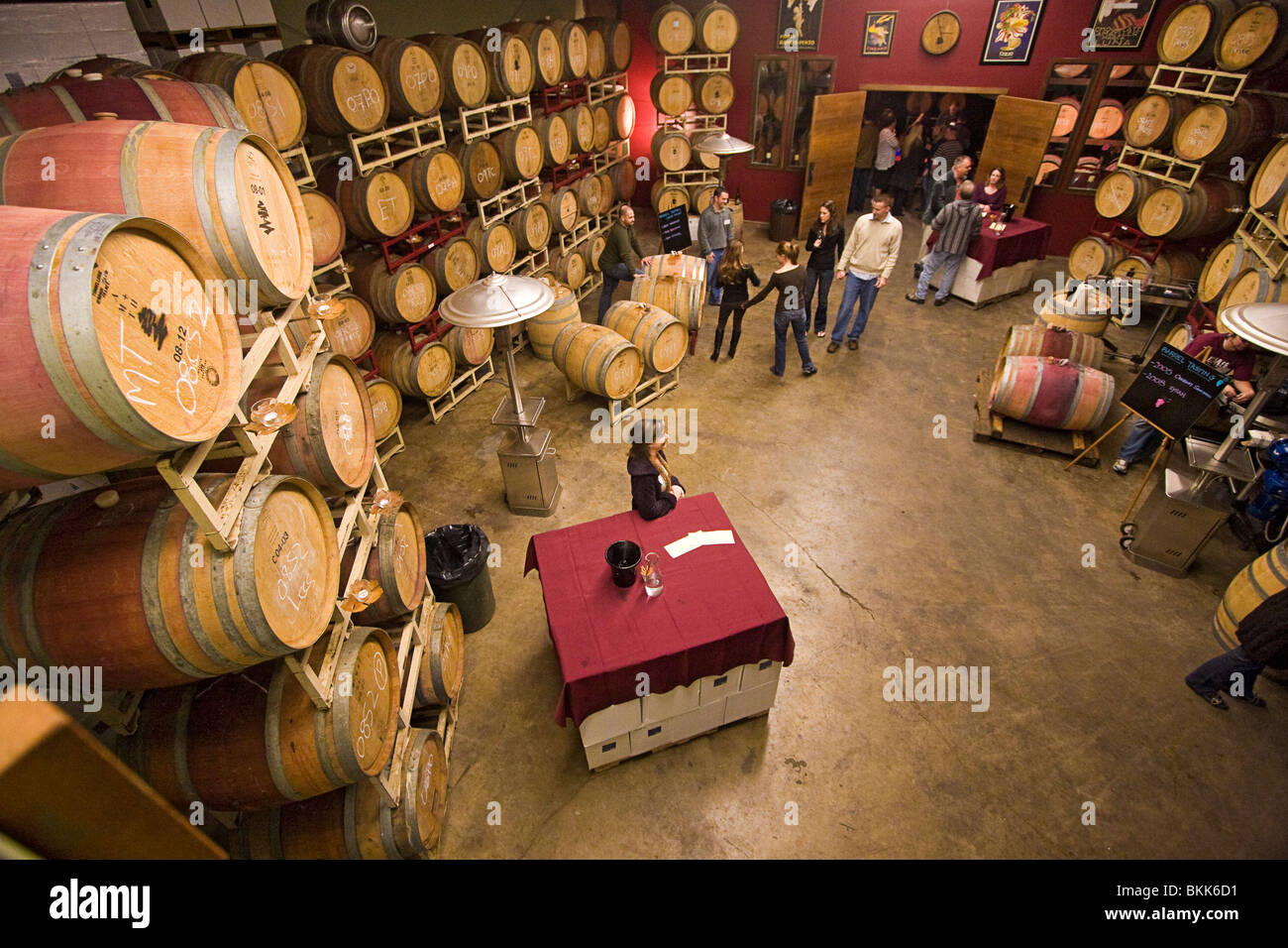 Degustazione di vini festival dove la gente viene a gustare il vino direttamente dalle botti Foto Stock