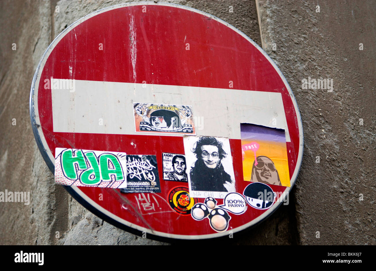 Strada italiano segno simbolo di 'Accesso negato' con adesivi Foto Stock