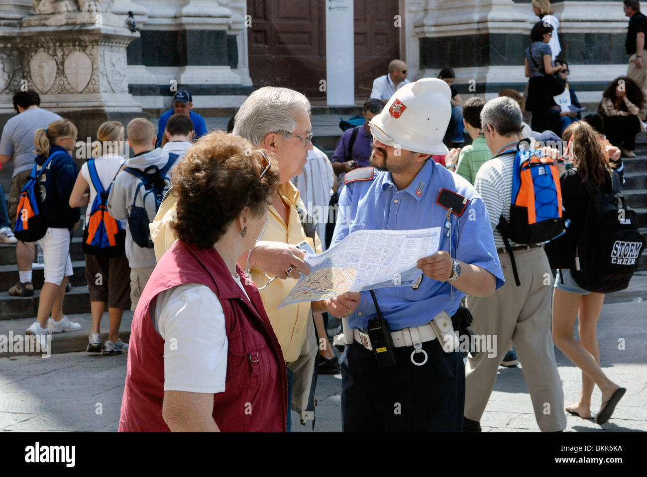 I turisti per chiedere indicazioni per il poliziotto a Firenze, Italia Foto Stock