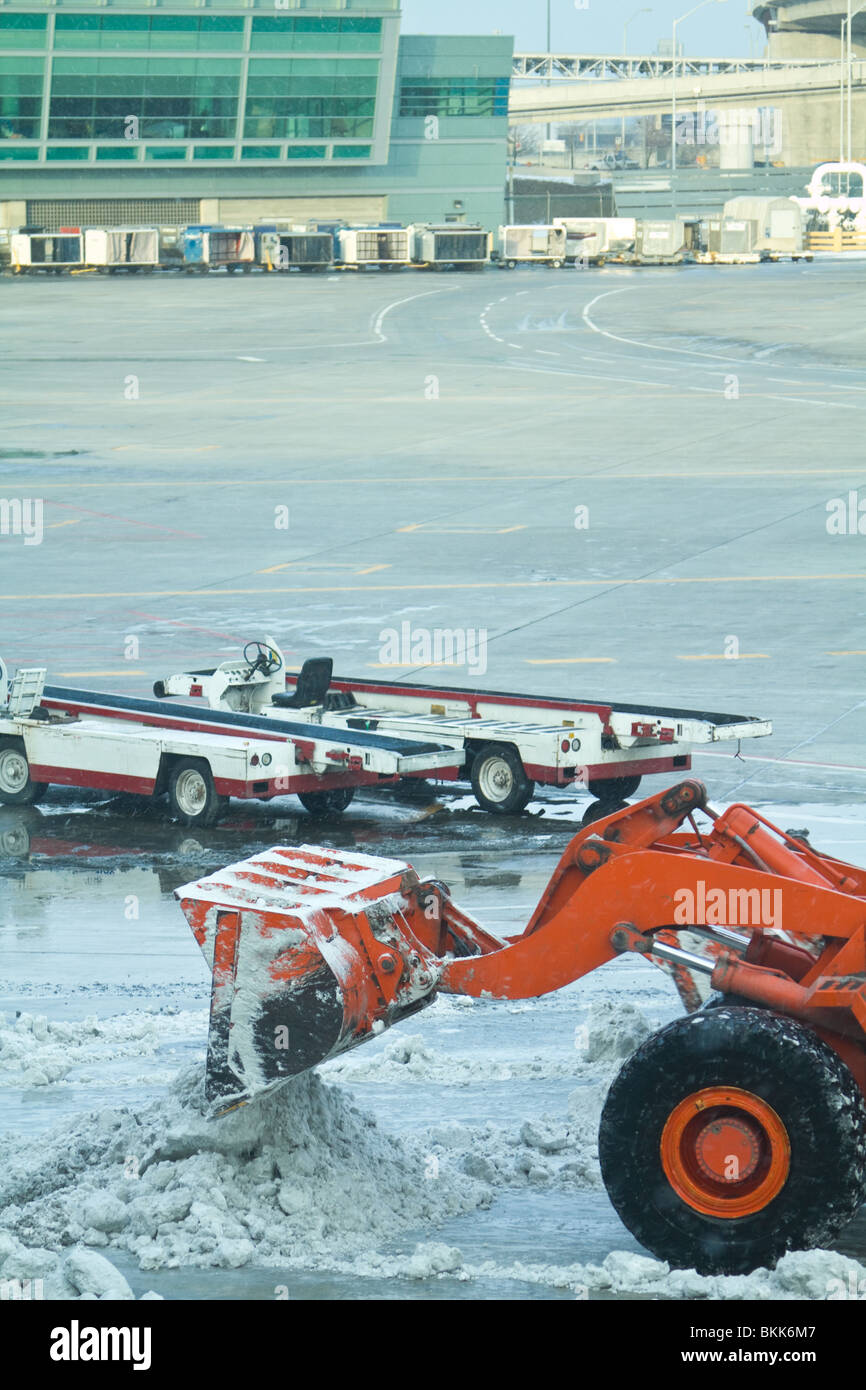 La parte anteriore di un trattore spalare la neve in un aeroporto. Aeroporto Internazionale Pearson di Toronto, Ontario, Canada Foto Stock